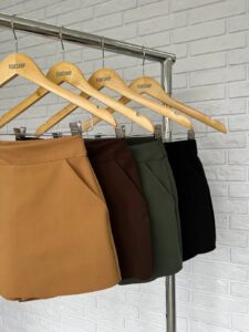 Short saia: entenda a febre que conquistou mulheres e por que virou uma peça indispensável